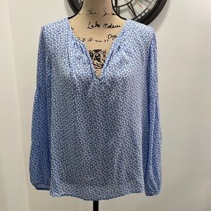 Gap women’s medium blue with white flowers blouse